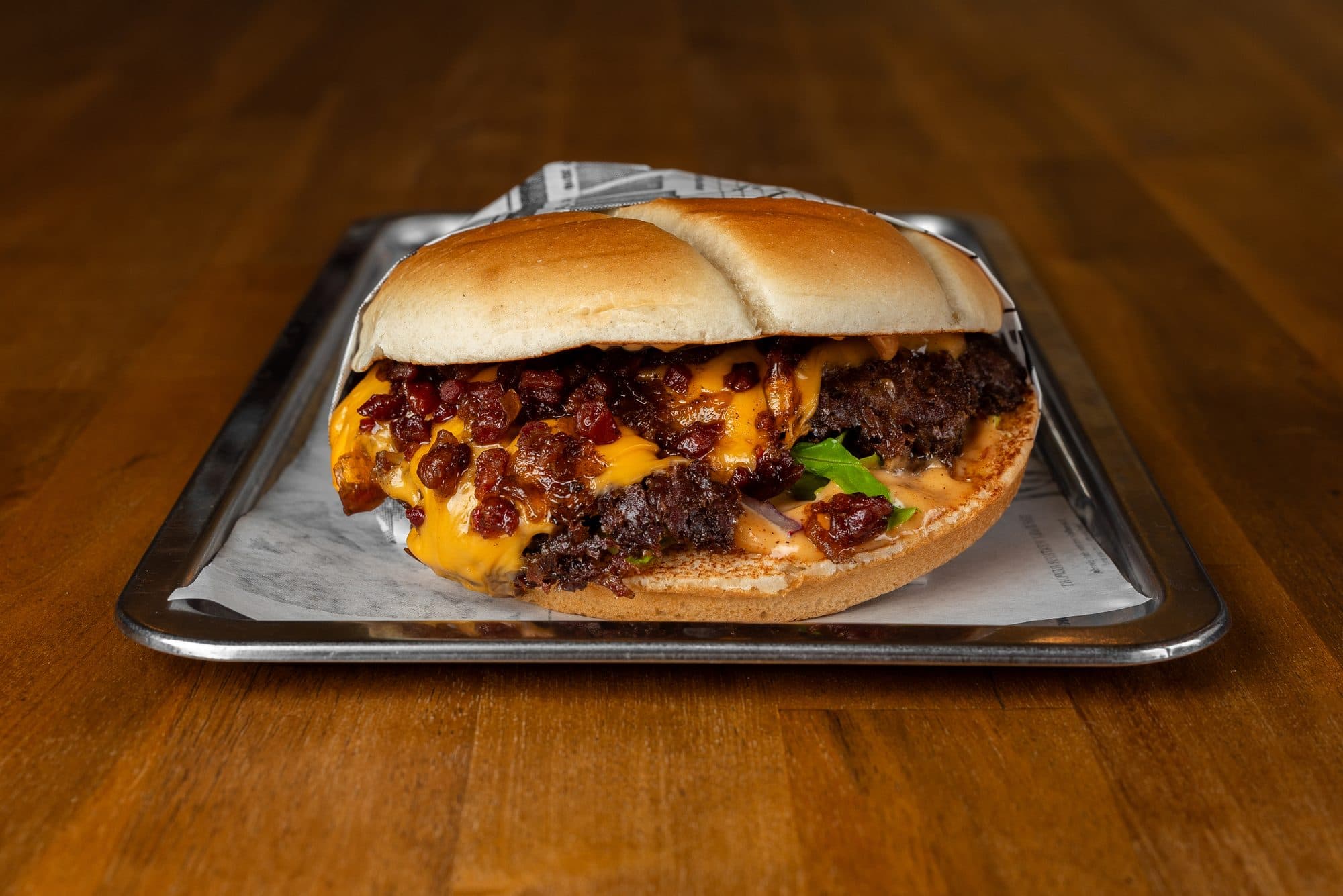 Miller's Bacon Duo Smash burger tálcán